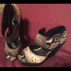 Snakeskin pattern wedge sandal
